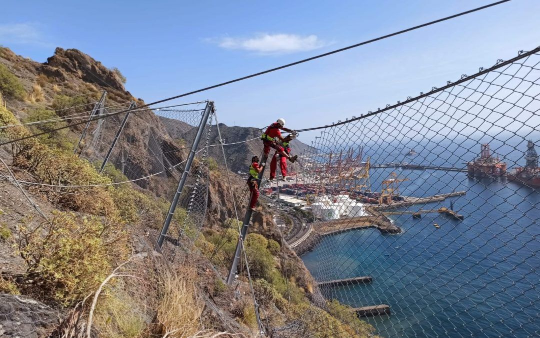 Un helicóptero traslada mañana material pesado para el tratamiento de la ladera de La Jurada