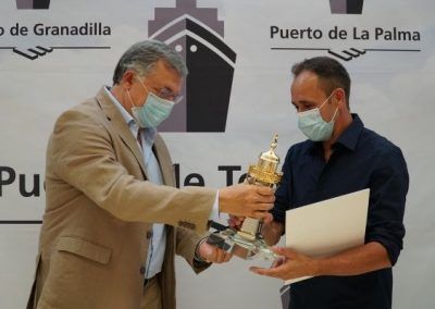 Carlos González entrega el premio a Carlos Lorenzo