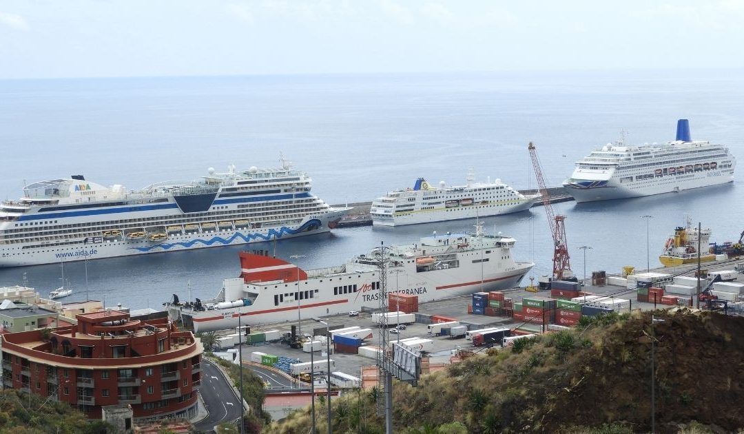 puerto de La Palma con dos cruceros