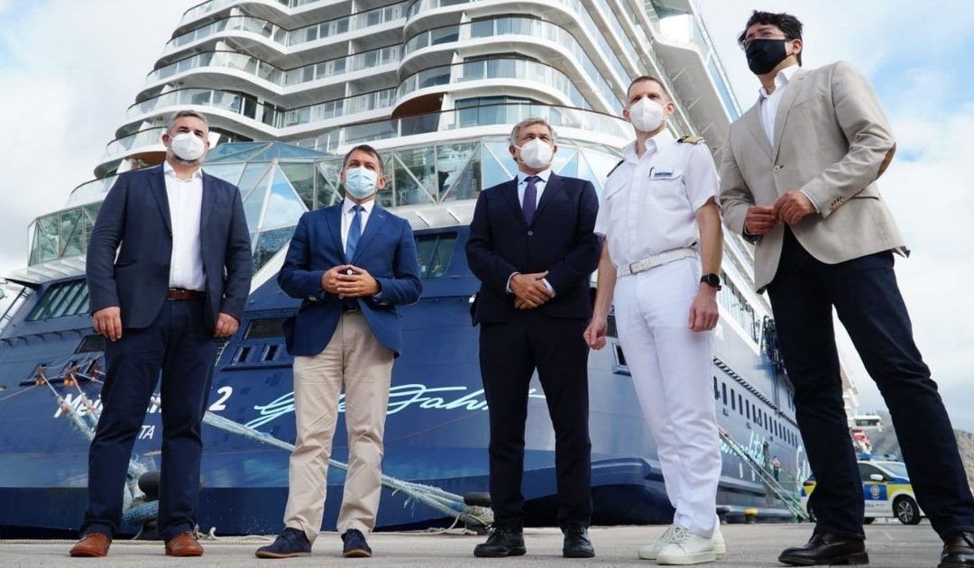 El puerto de Tenerife recibe su primer crucero con pasajeros de la temporada 2020-2021