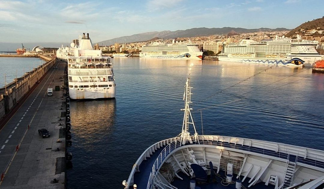 Vista de un crucero en el Puerto