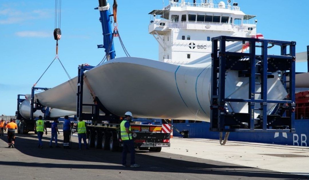 El puerto de Granadilla acoge el desembarco de diez aerogeneradores de Siemens GAMESA para Disa