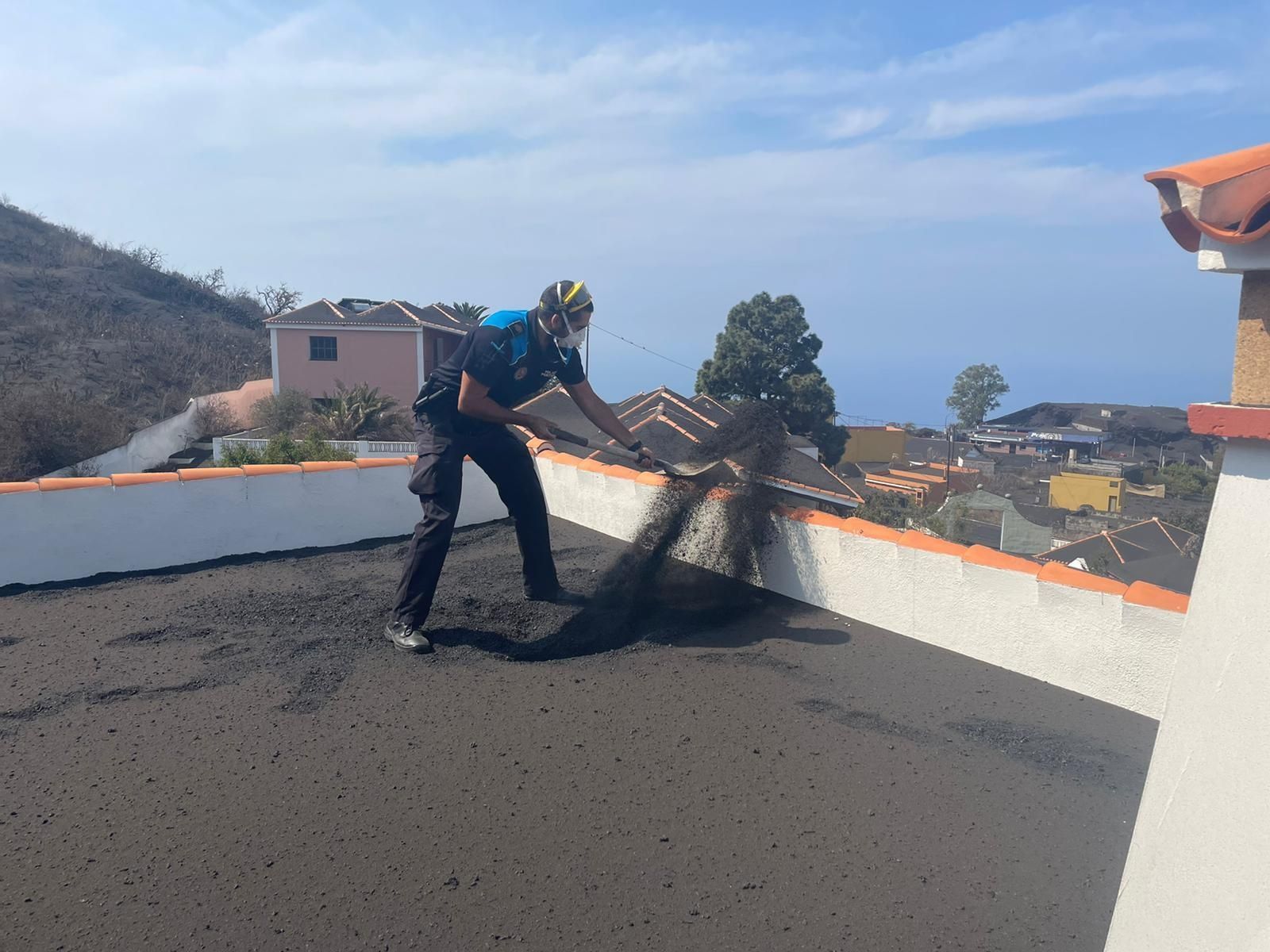 Voluntariado policía portuaria limpiando una azotea