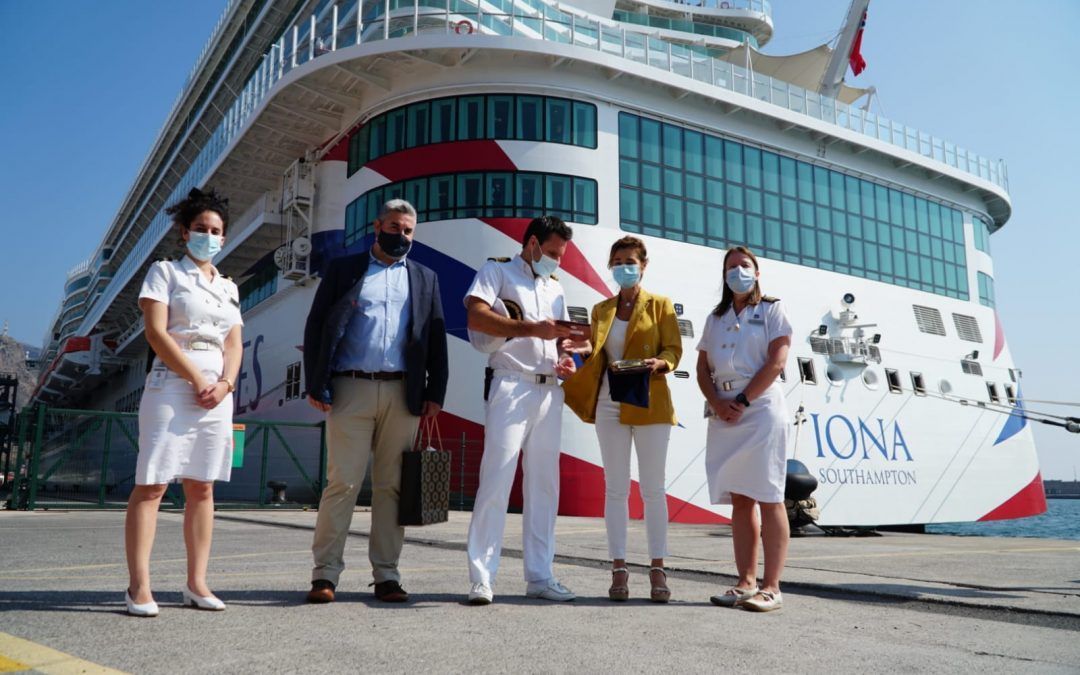 El puerto de Tenerife recibe al mayor crucero para el mercado británico en su primera visita a Canarias