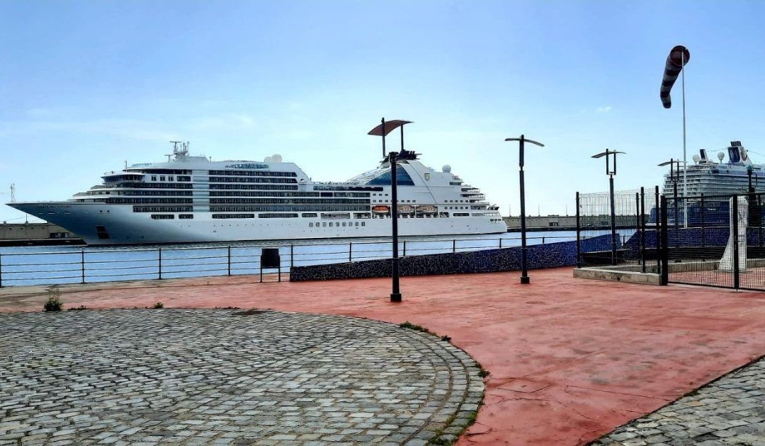 Puerto de Tenerife con dos cruceros atracados
