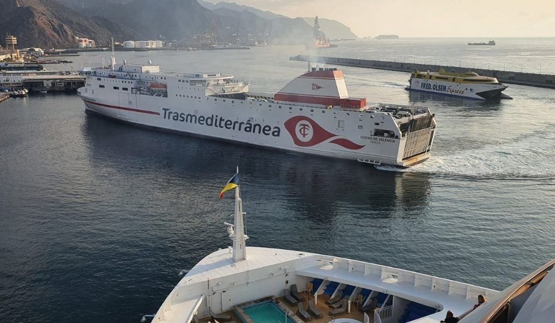 Maniobra de 3 ferrys a la wez en el puerto de Santa Cruz de Tenerife