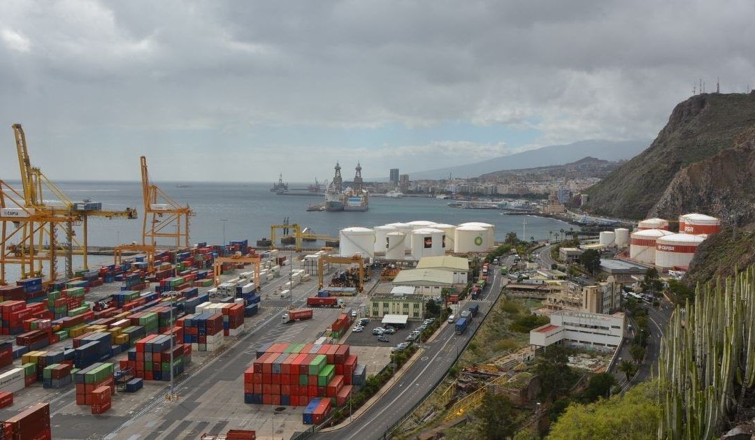 vista parcial puerto y de la terminal de contenedores de Tenerife