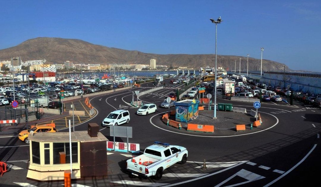 Salida de vehículos del puerto de Los Cristianos