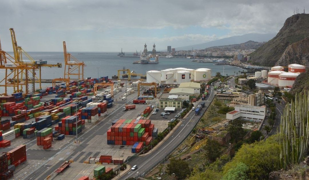 Vista parcial de la terminal de contenedores y el puerto Tenerife
