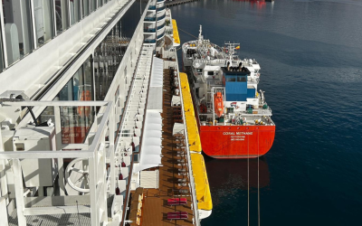 Primera escala del gran crucero AIDAcosma en el puerto de Santa Cruz de Tenerife