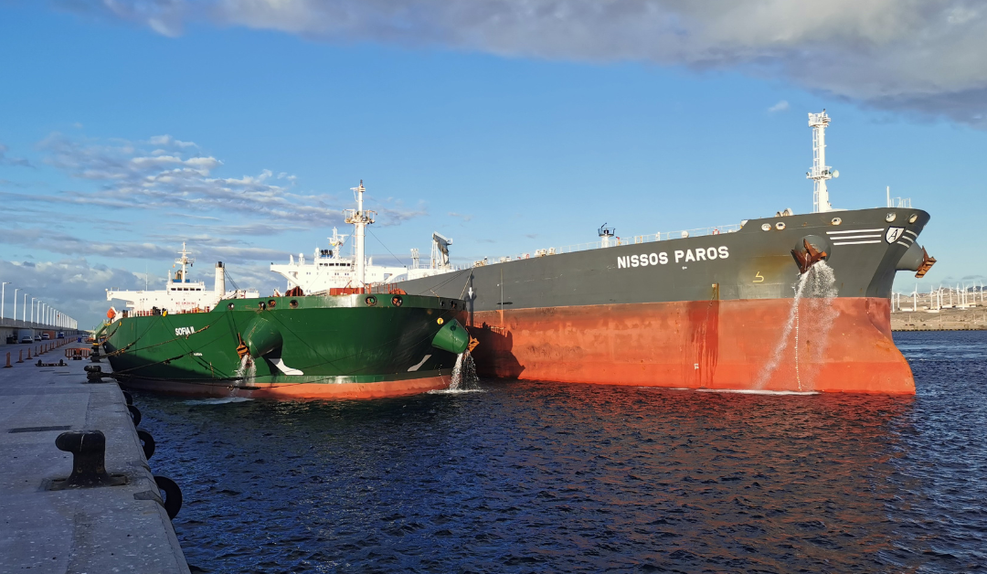 Primera operativa en el puerto de Granadilla de trasvase de combustible barco a barco