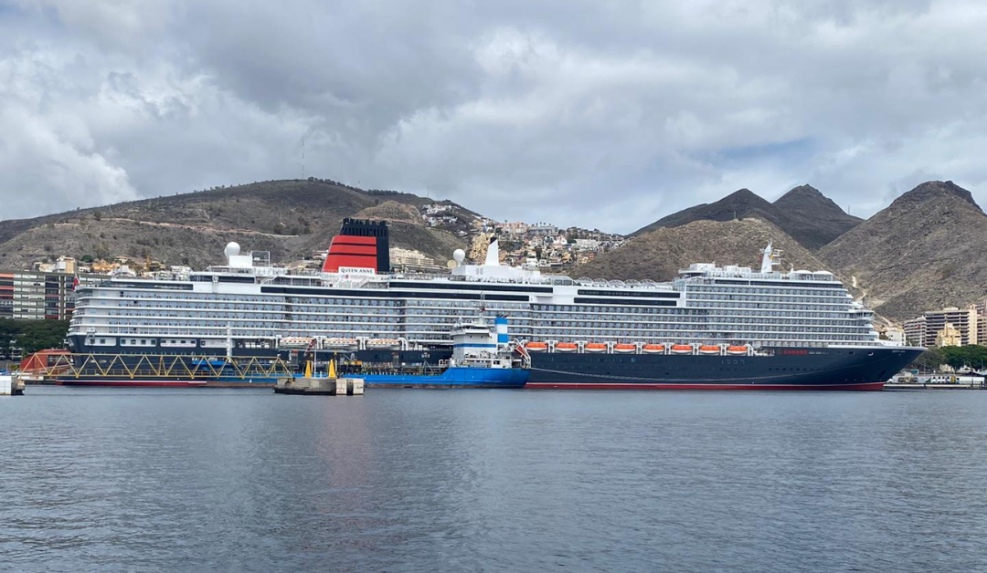 El majestuoso «Queen Anne» recala por primera vez en el puerto de Tenerife