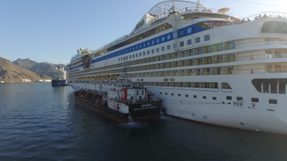 Avituallamiento combustible crucero