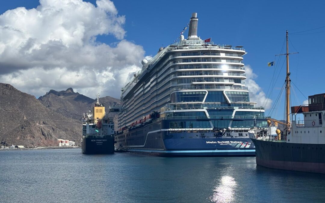 El puerto de Tenerife da la bienvenida al Mein Schiff Relax, primer crucero en recibir GNL en el Muelle Sur