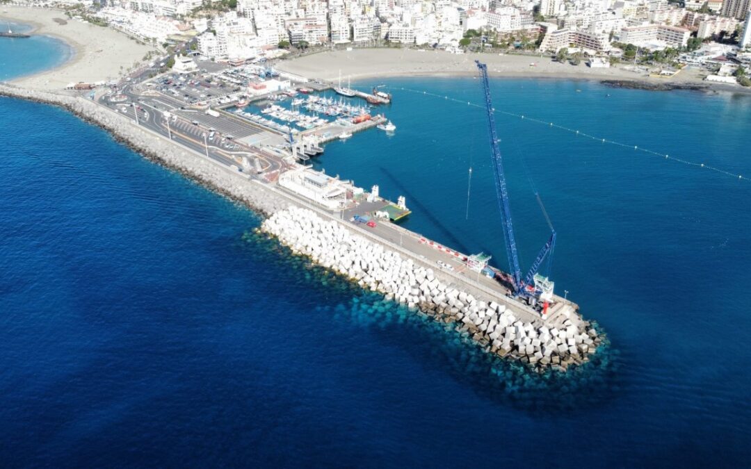 Arrancan los trabajos de refuerzo del dique de Los Cristianos